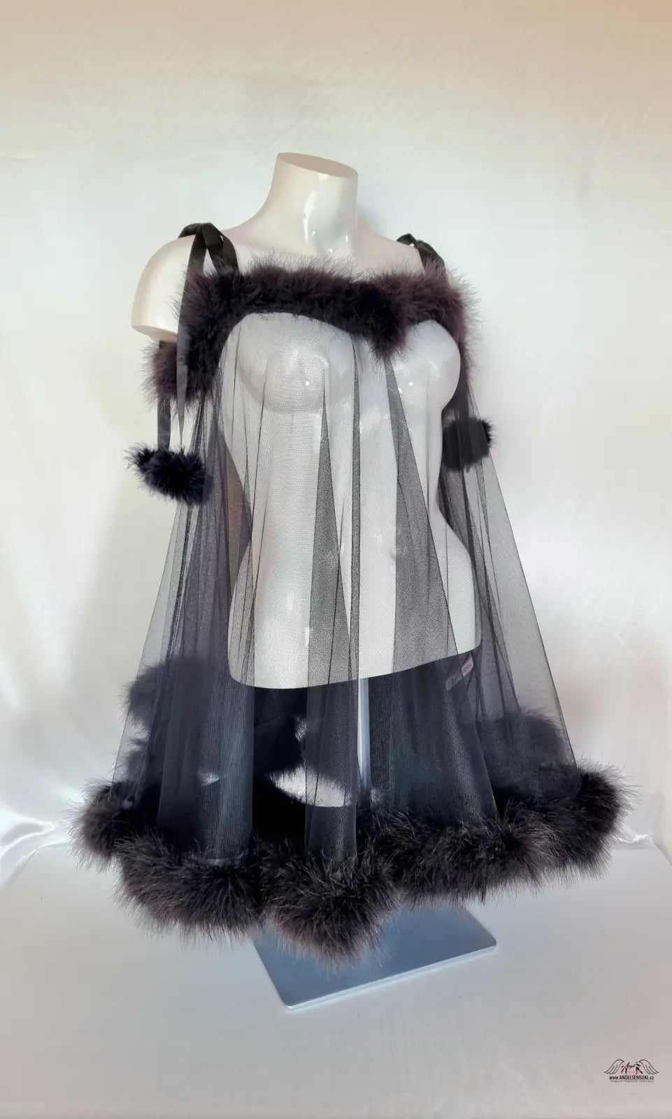Black síťovaný babydoll Netania od Agent Provocateur na figuríně