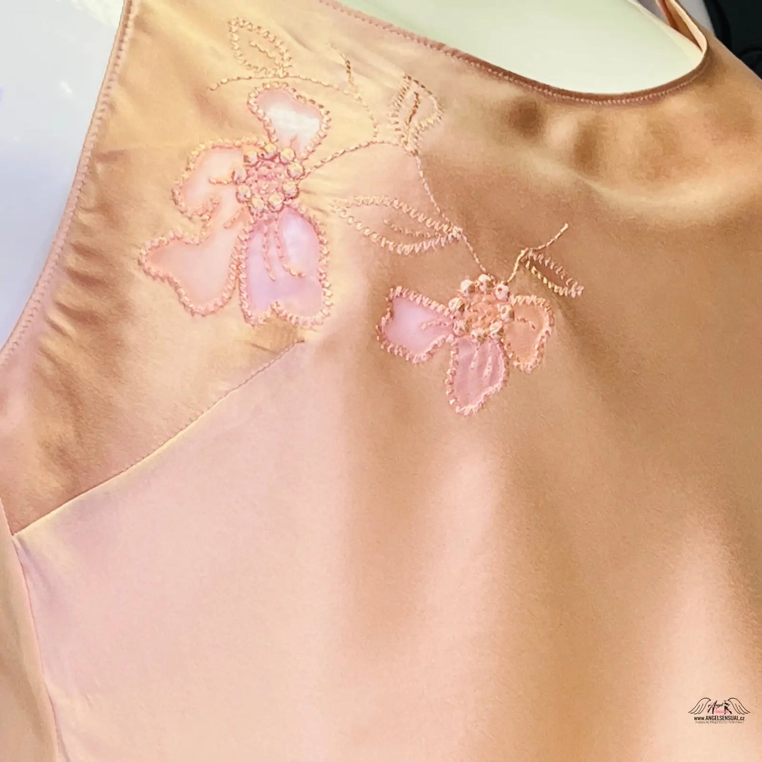 Peach-colored silk nightgown with floral embroidery, elegantní košilka Edenn s jemnou krajkou