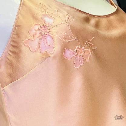 Peach-colored silk nightgown with floral embroidery, elegantní košilka Edenn s jemnou krajkou