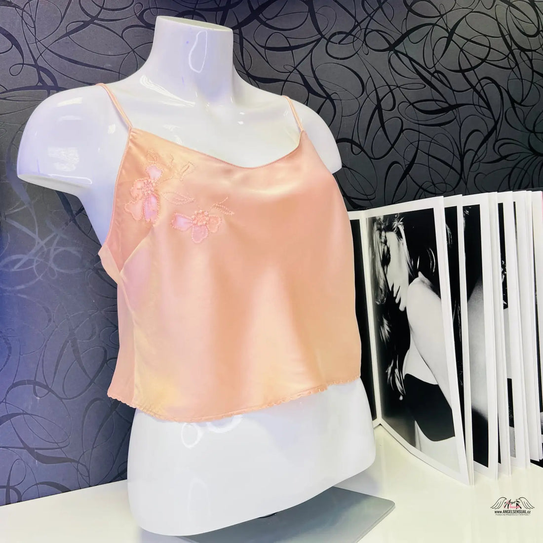 Peach-colored silk camisole Agent Provocateur Košilka Edenn s jemnou krajkou a nastavitelnými ramínky