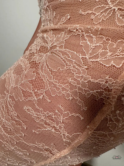 Luxusní košilka Hinda s jemnou růžovou krajkou a posuvnými ramínky