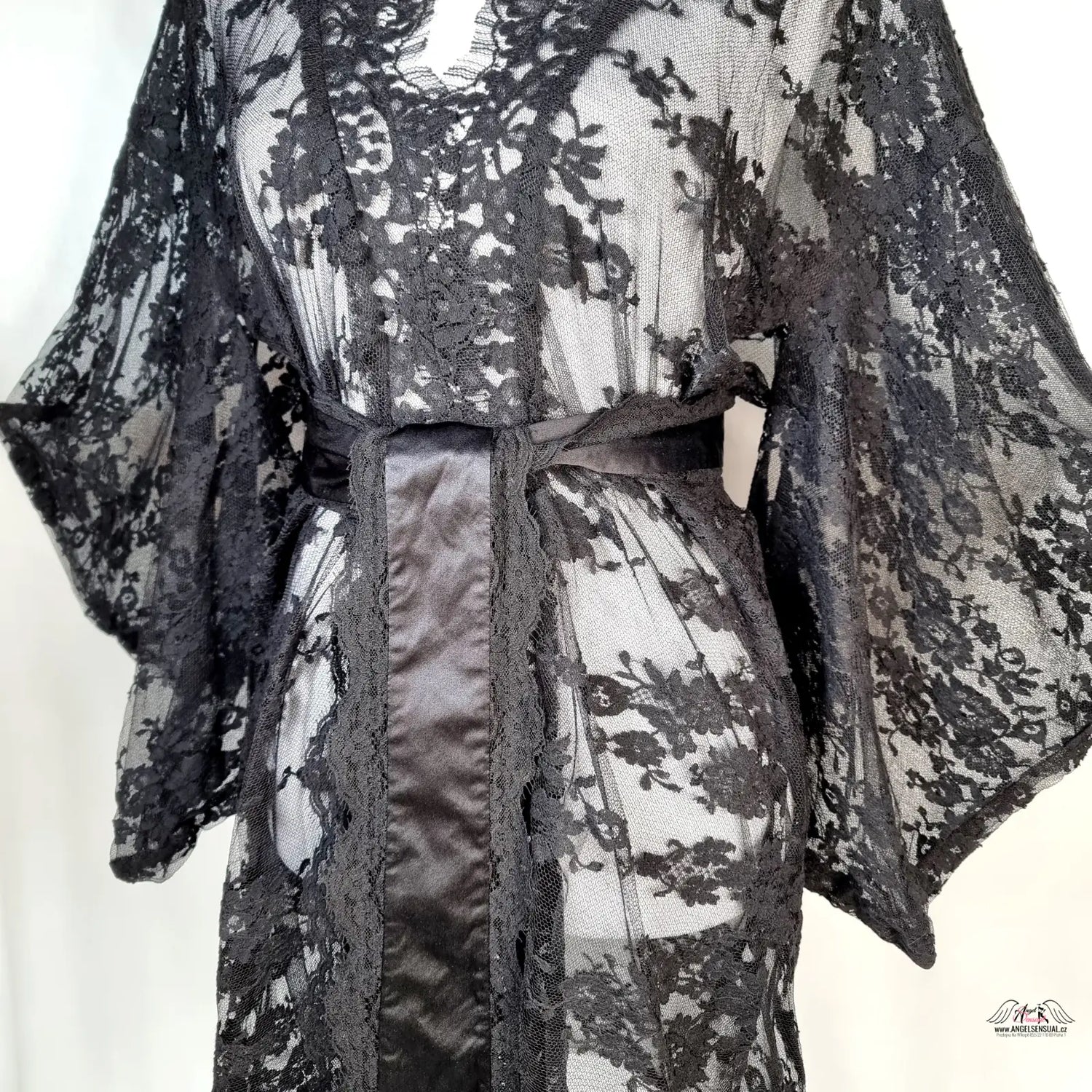 Sheer černý krajkový kimono matinee Agent Provocateur s širokým páskem