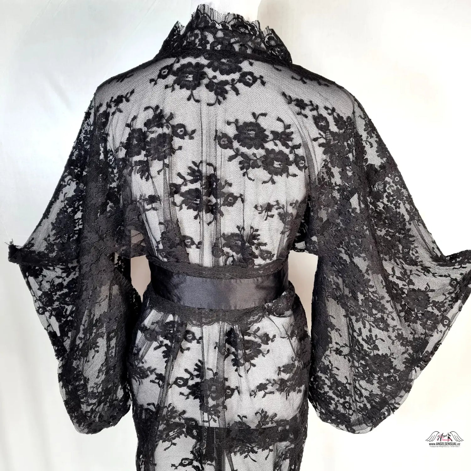 Agent Provocateur Krajkové Kimono Matinee Black s širokým páskem, elegantní a sexy