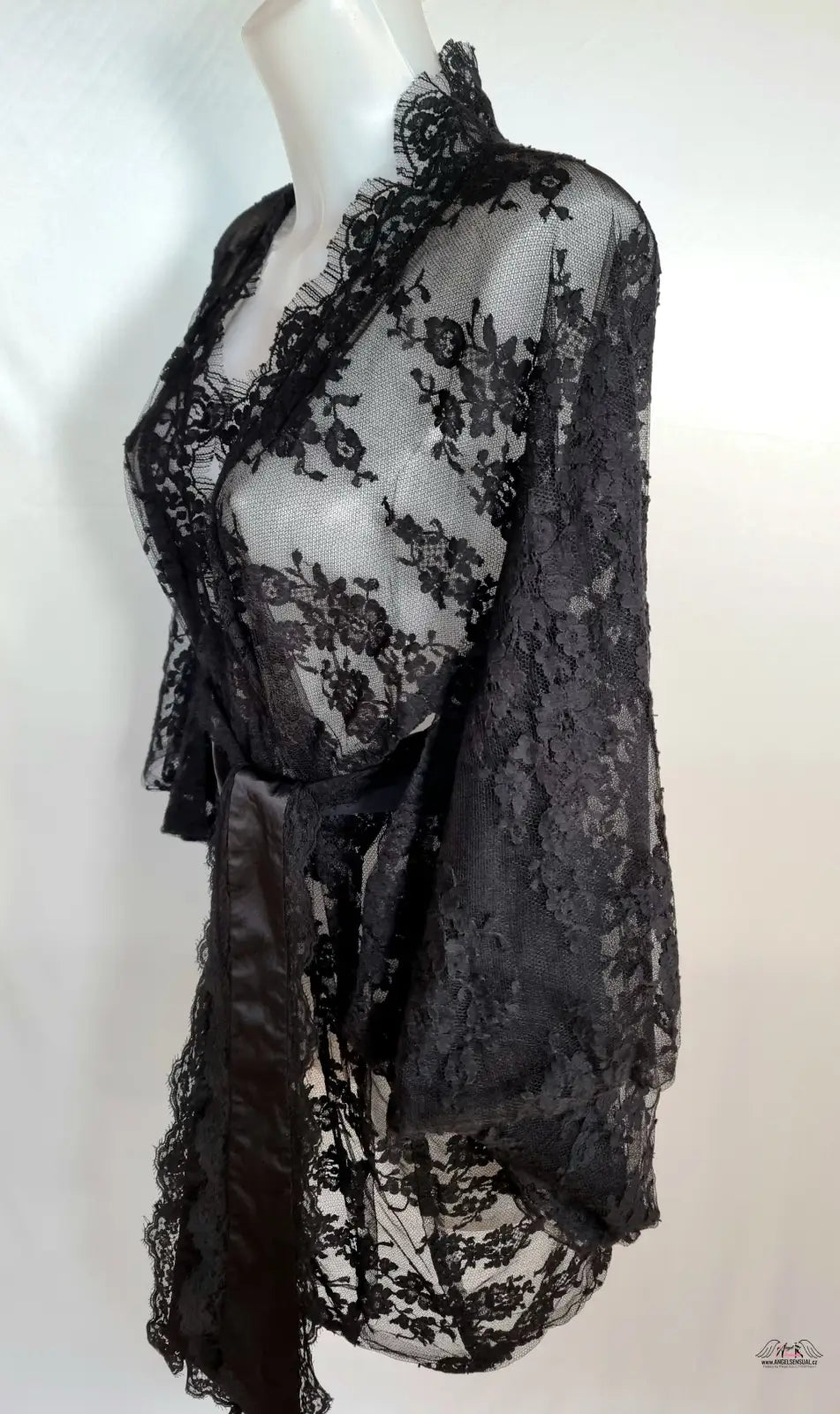 Černý krajkový kimono matinee Agent Provocateur s širokým páskem a saténovým uzlem