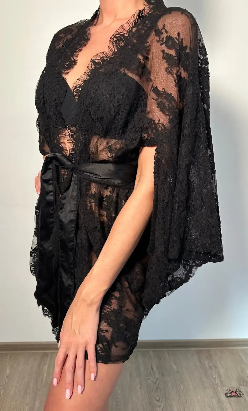 Agent Provocateur Krajkové Kimono s širokým páskem a hlubokým výstřihem