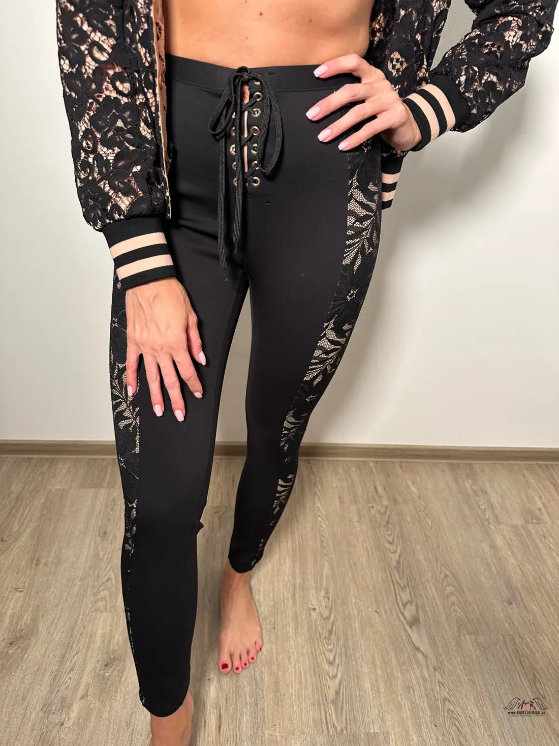 Stylové legíny Audrey Black s béžovou krajkou a předním šněrováním
