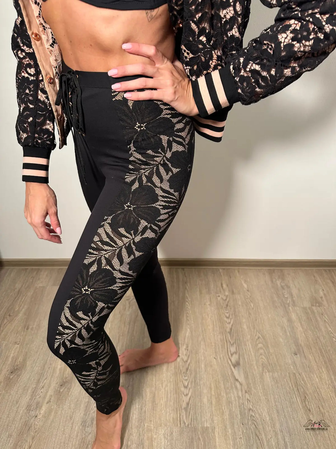 Stylové legíny Audrey Black s béžovou krajkou a stříbrným květinovým vzorem