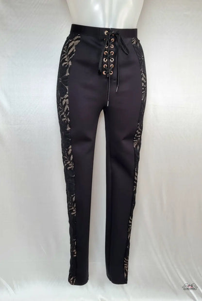 Stylové legíny Audrey Black s béžovou krajkou a šněrováním, elegantní vzhled