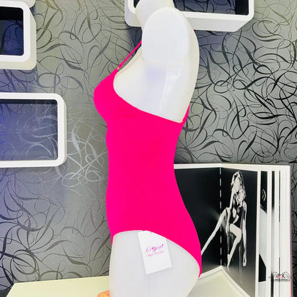 Hot pink jednodílné plavky Allecra od Agent Provocateur na manekýnu
