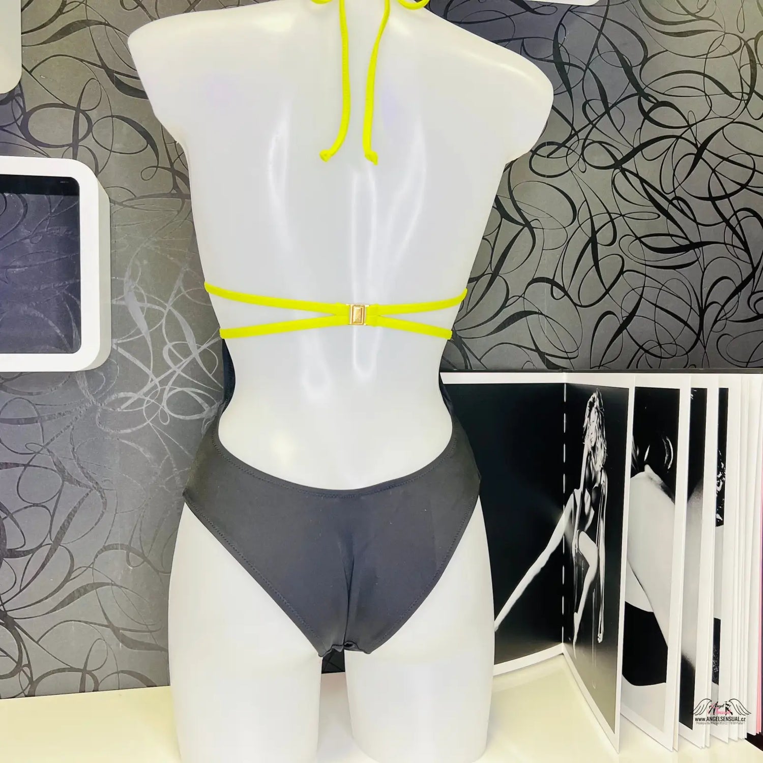 Šedé a žluté jednodílné plavky Cari na figuríně, Agent Provocateur Plavky Cari Lime/Bla