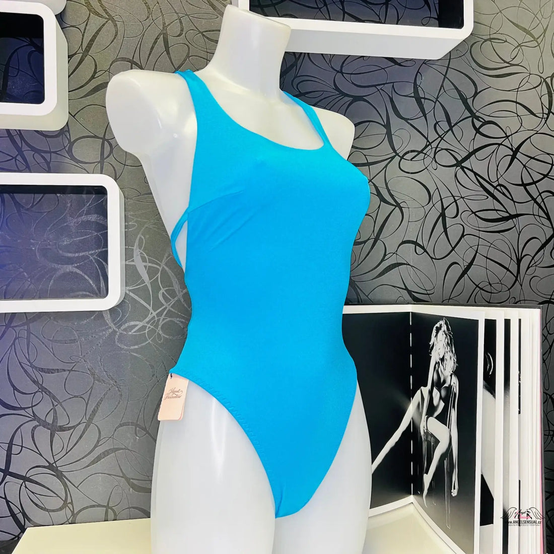 Jasně modré jednodílné plavky Keia na bílém figuríně, ideální pro plavky Keia