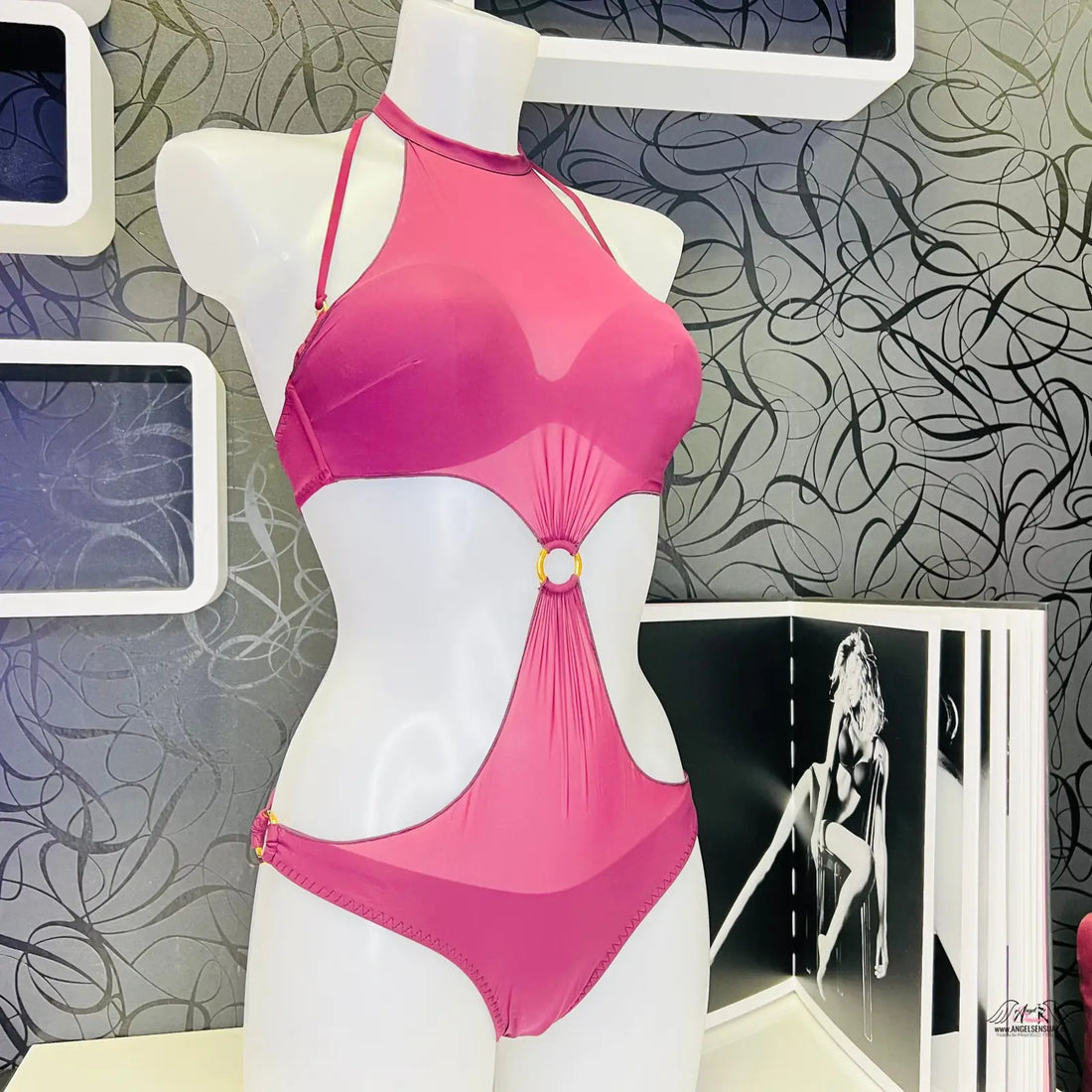 Stylové jednodílné plavky Samantha od Agent Provocateur s růžovým designem a zlatým kroužkem