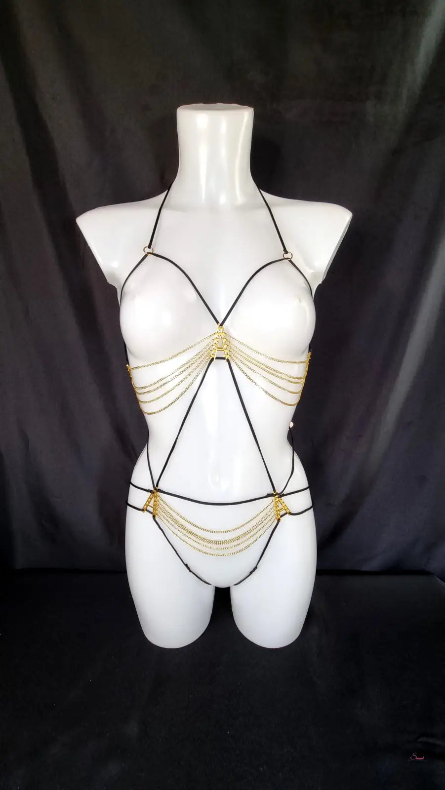 Černý a zlatý řetízkový tělový obojek na bílém manekýnu s agent provocateur playsuit