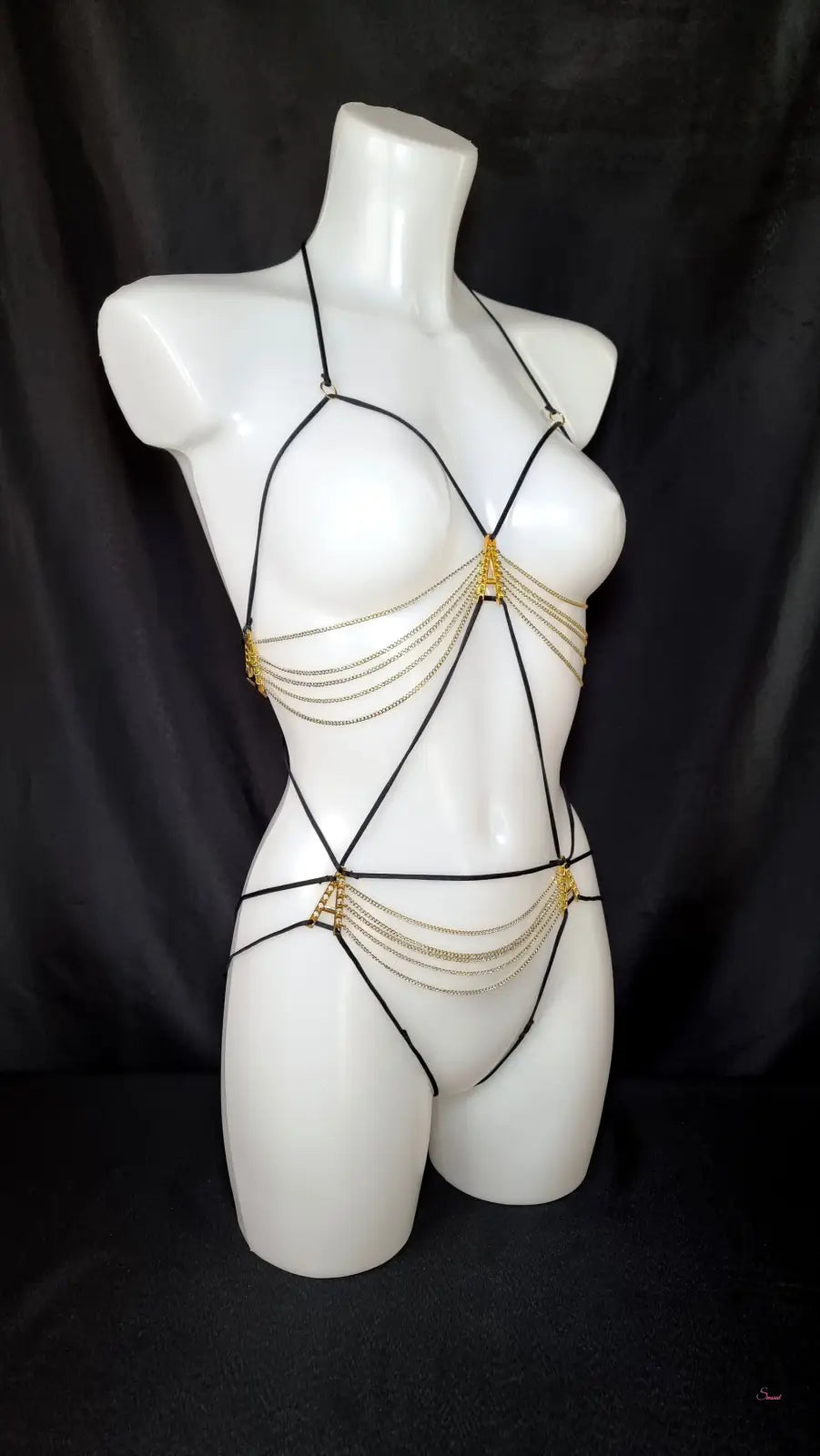 Agent Provocateur Playsuit Avery Black s černým a zlatým řetízkovým tělovým postrojem
