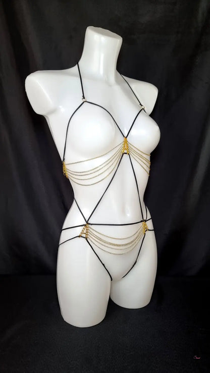 Agent Provocateur Playsuit Avery Black s černým a zlatým řetízkovým tělovým postrojem