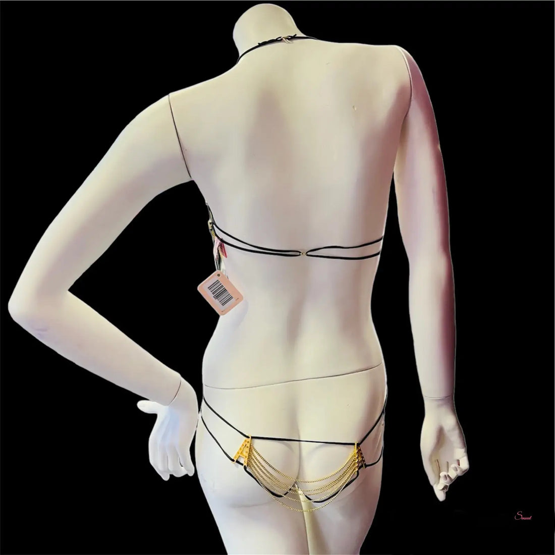 Manekýn s černobílým tělem v agent provocateur playsuit s zlatými řetízky