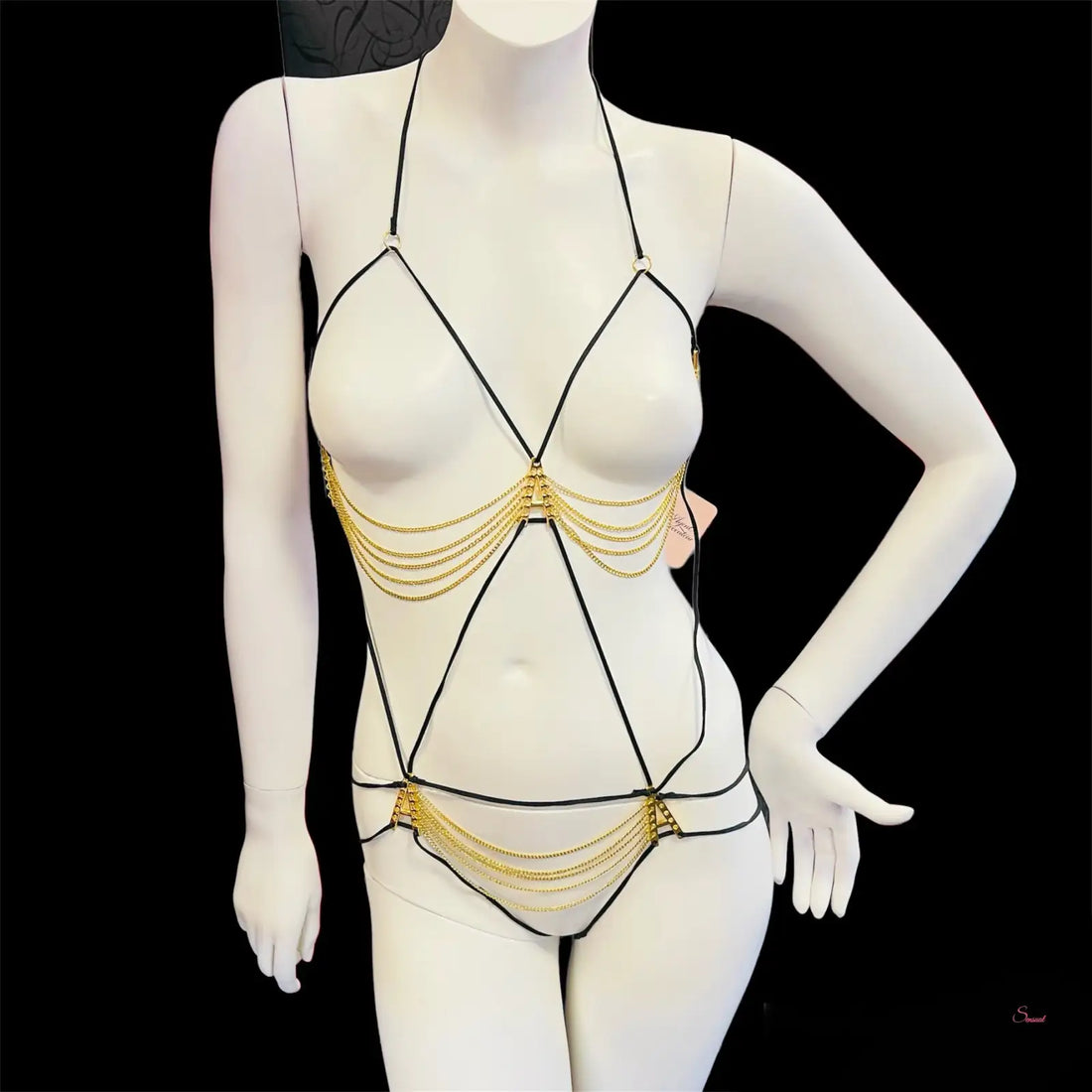 Manekýn s zlatými řetízky v agent provocateur playsuit, luxusní styl