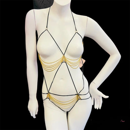 Manekýn s zlatými řetízky v agent provocateur playsuit, luxusní styl