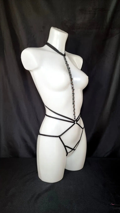 Černý sťahovací body harness na bílém manekýnu, agent provocateur Playsuit Rubi