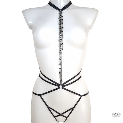 Černá kožená postroj s stříbrnými prvky a korálky, součást Agent Provocateur Playsuit Rubi