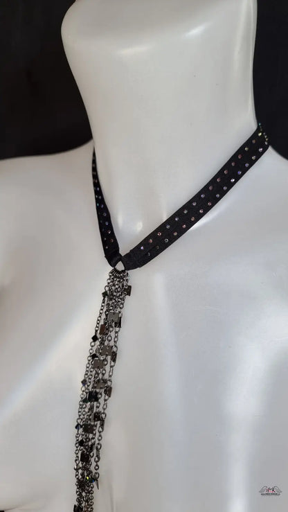 Agent Provocateur Playsuit Rubi s černým choker náhrdelníkem s visícími řetězy a čtvercovými přívěsky