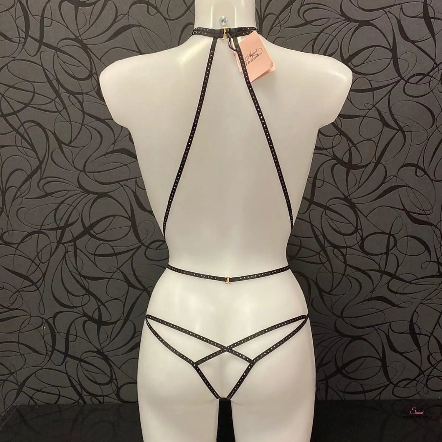 Agent Provocateur Playsuit Rubi s Kamínky a Řetízkem na bílém manekýnu