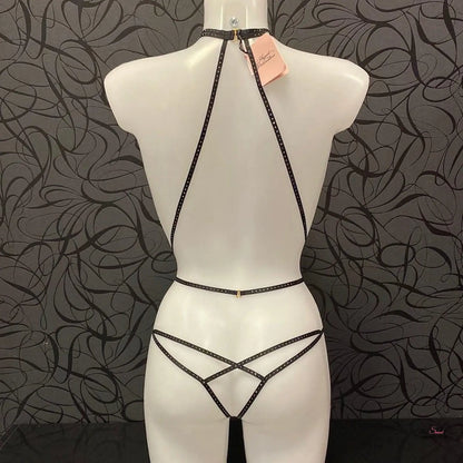 Agent Provocateur Playsuit Rubi s Kamínky a Řetízkem na bílém manekýnu