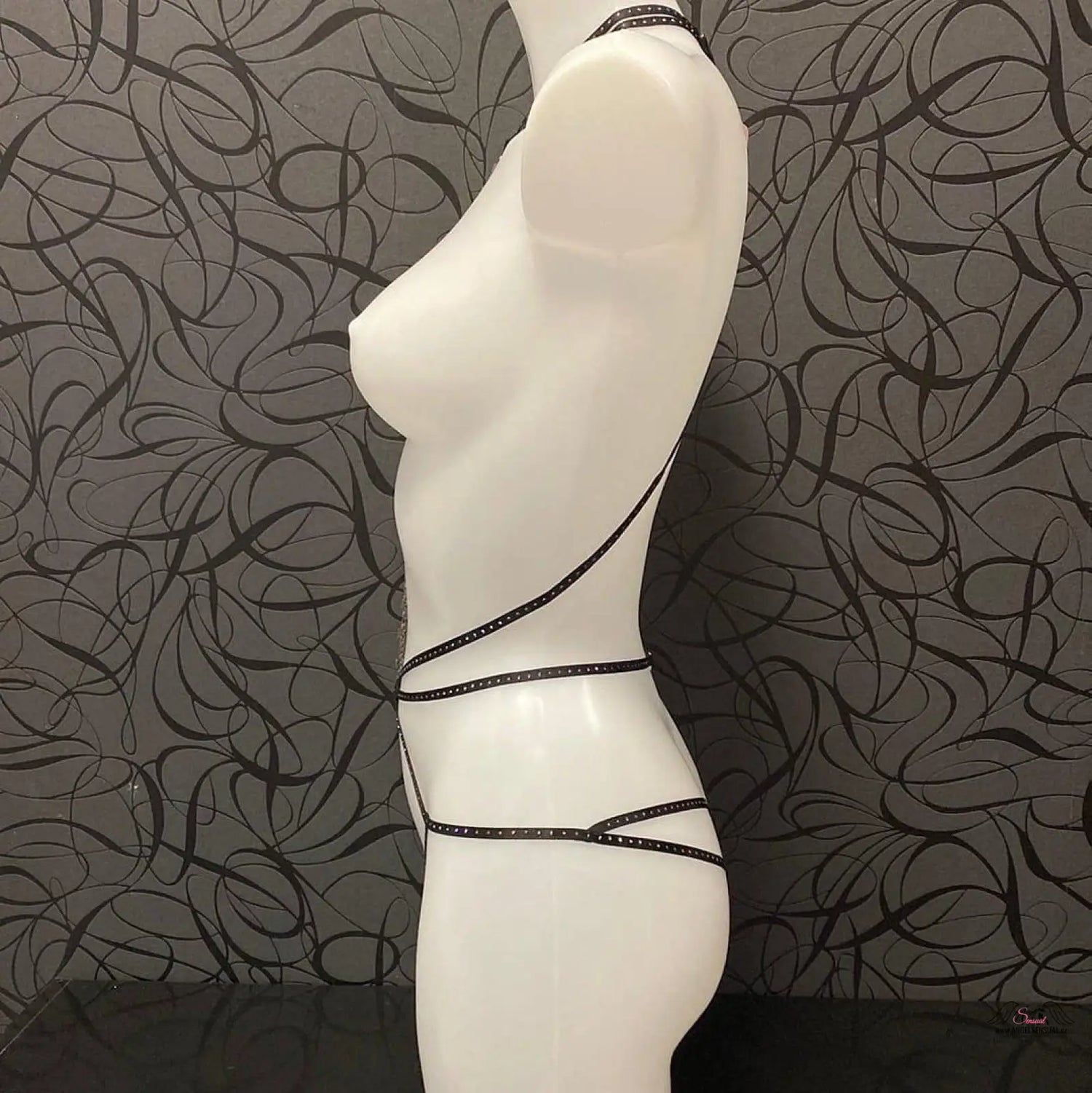 Bílý manekýn s černými pásky na agent provocateur playsuit rubi s kamínky a řetízkem