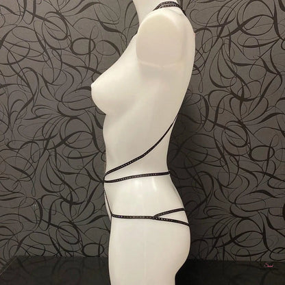Bílý manekýn s černými pásky na agent provocateur playsuit rubi s kamínky a řetízkem