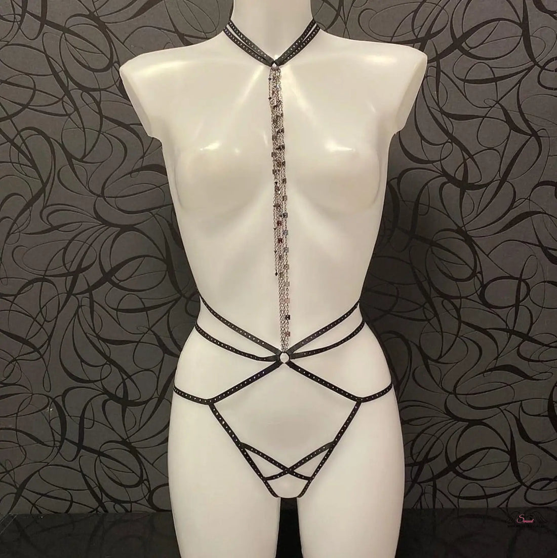 Agent Provocateur Playsuit Rubi s Kamínky a Řetízkem na bílé figuríně