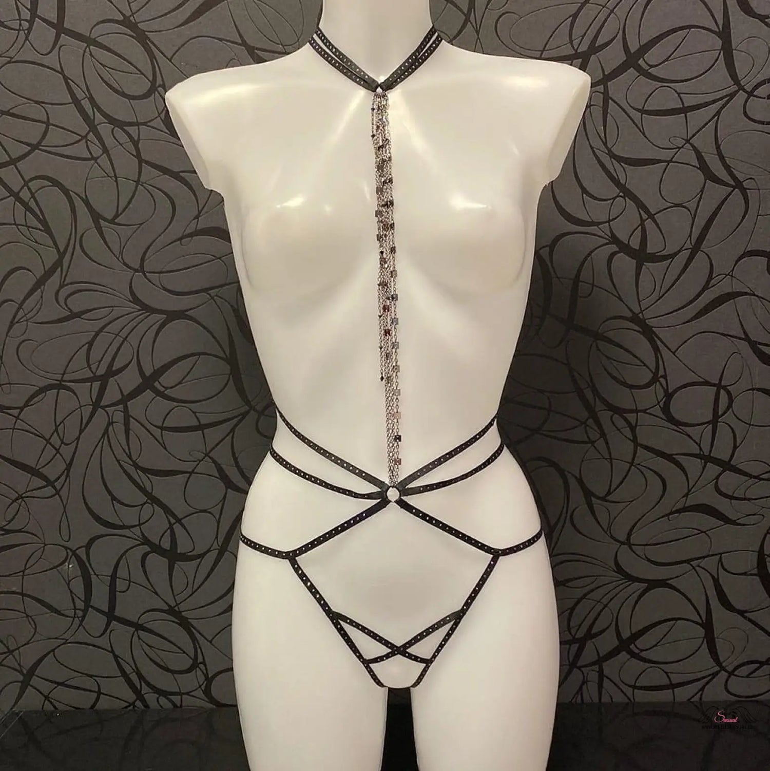 Agent Provocateur Playsuit Rubi s Kamínky a Řetízkem na bílé figuríně