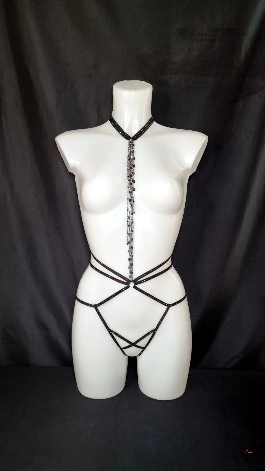 Černý korálkový tělový postroj na bílé figuríně, agent provocateur Playsuit Rubi