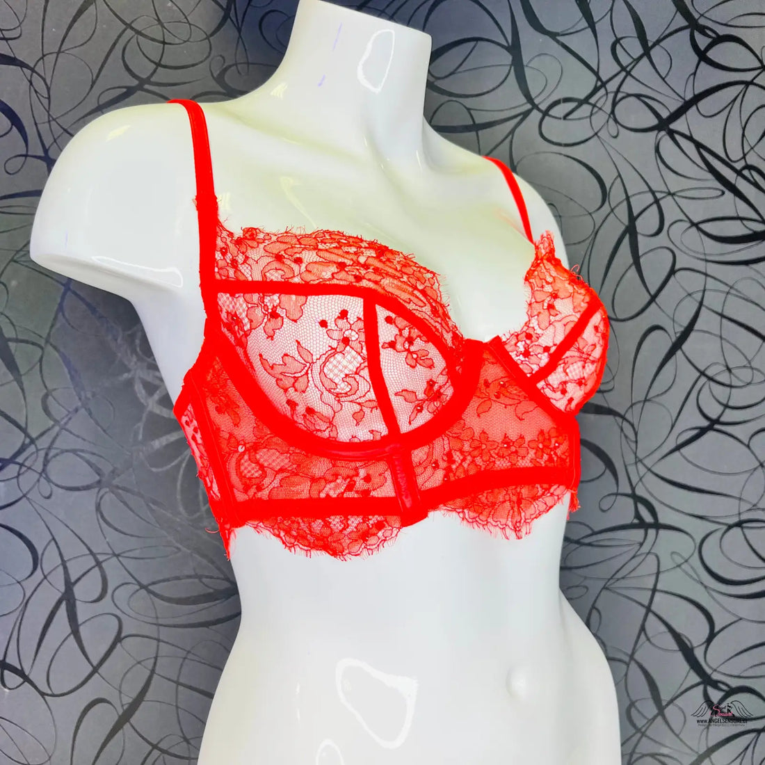 Red lace podprsenka Adara od Agent Provocateur na figuríně s krajkama místo košíčků