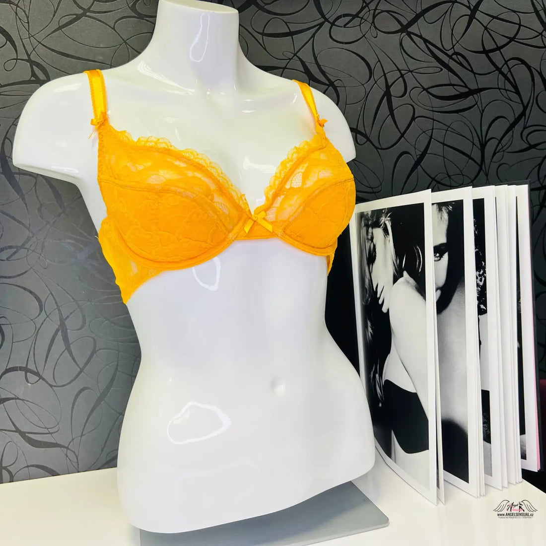 Oranžová krajková podprsenka Agent Provocateur Anna s push-up efektem na figuríně