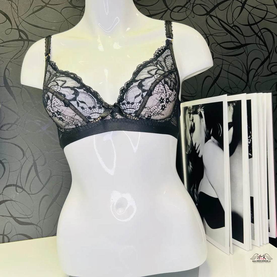 Black lace bra on mannequin, luxusní krajková podprsenka Agent Provocateur Carmella