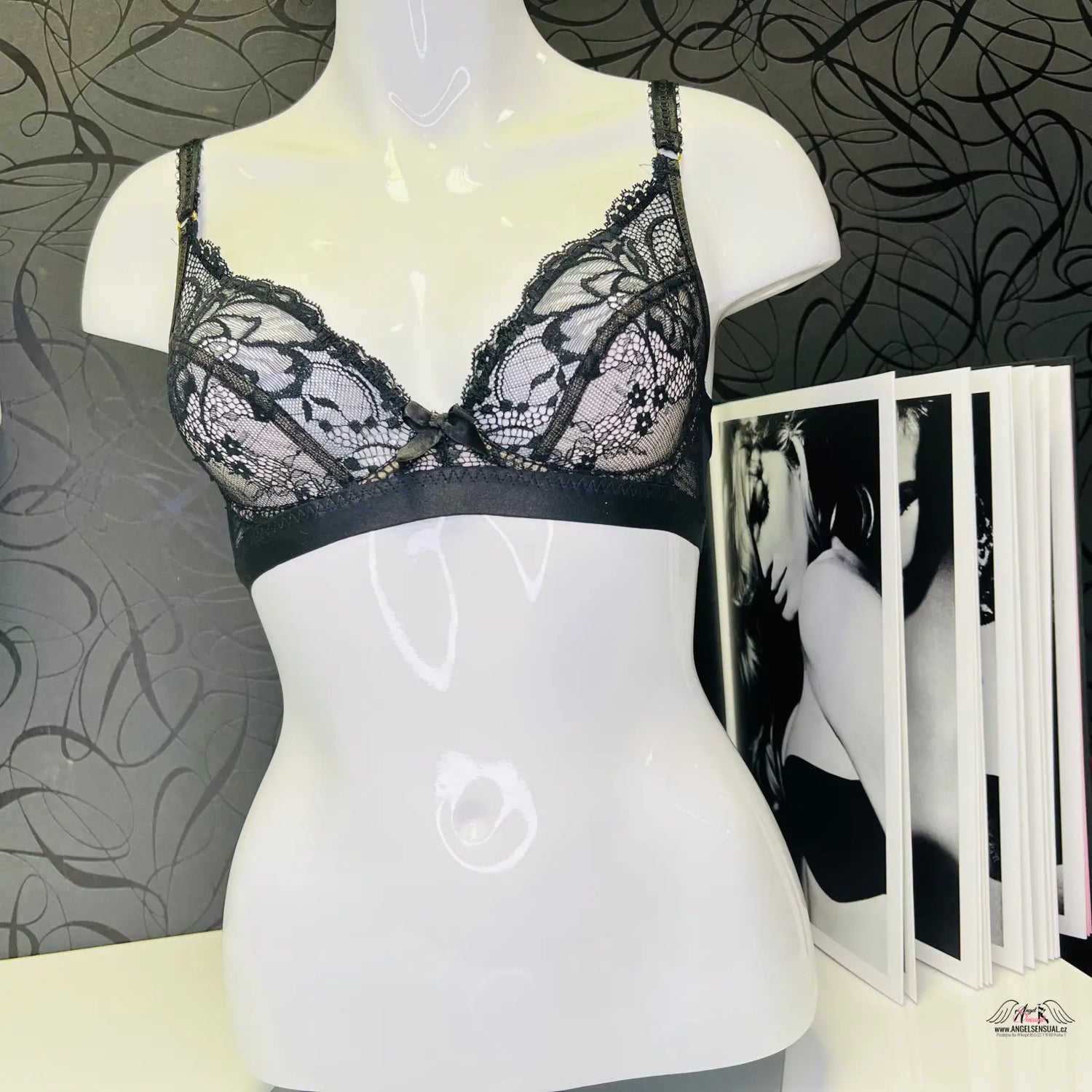 Black lace bra on mannequin, luxusní krajková podprsenka Agent Provocateur Carmella