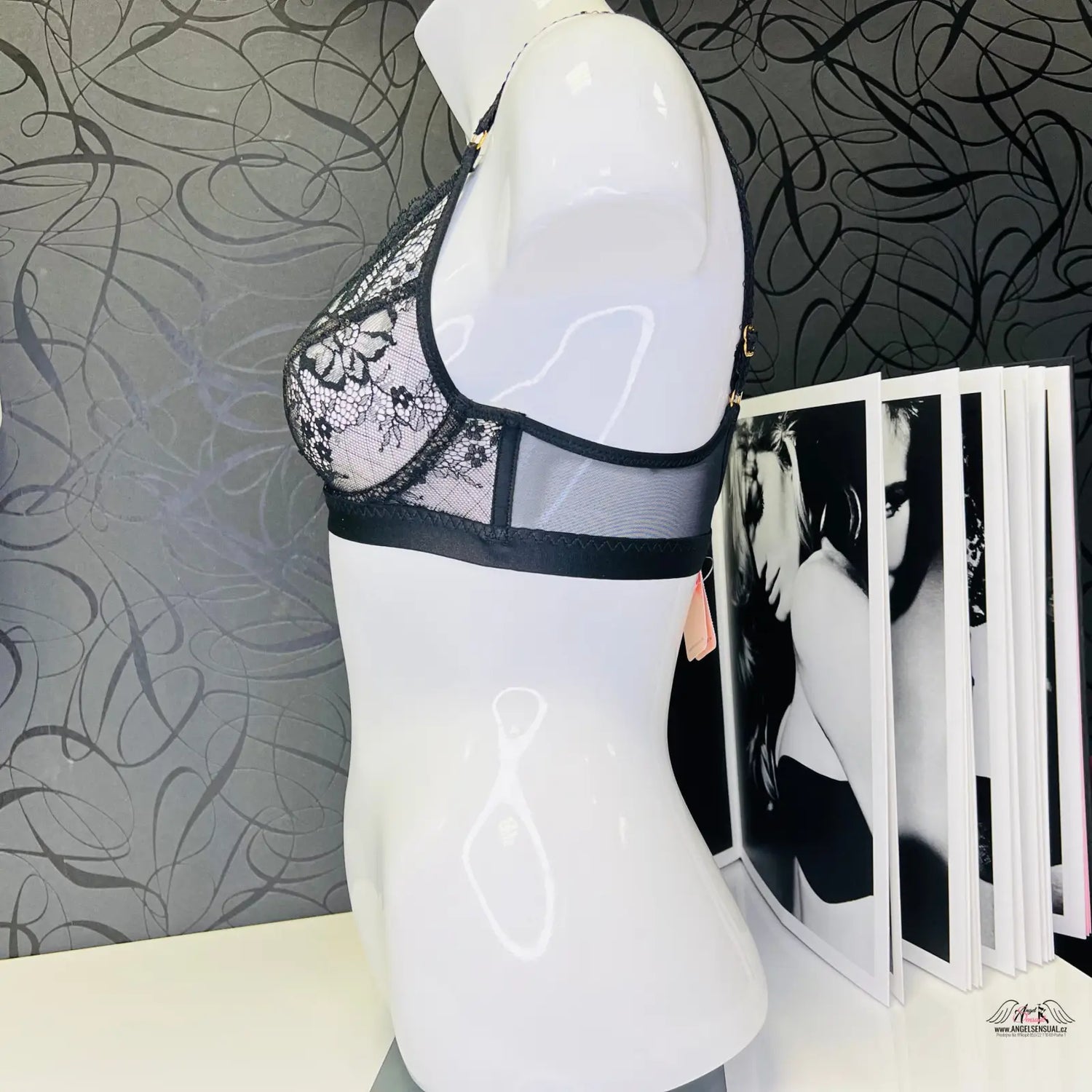 Agent Provocateur Podprsenka Carmella, luxusní krajková podprsenka na modelu