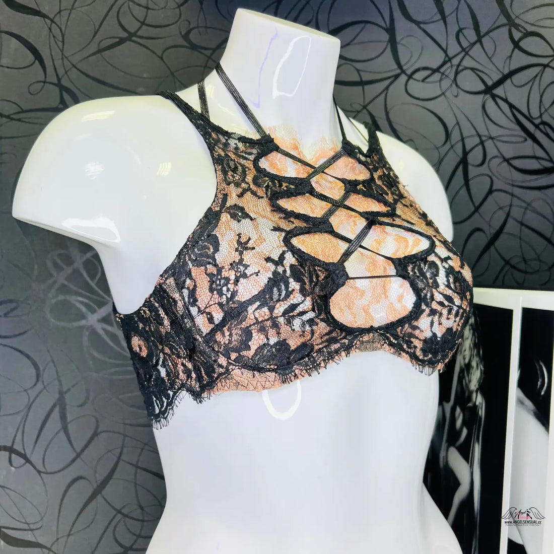 Lace halter bra na manekýnu, podprsenka Celestine značky Agent Provocateur