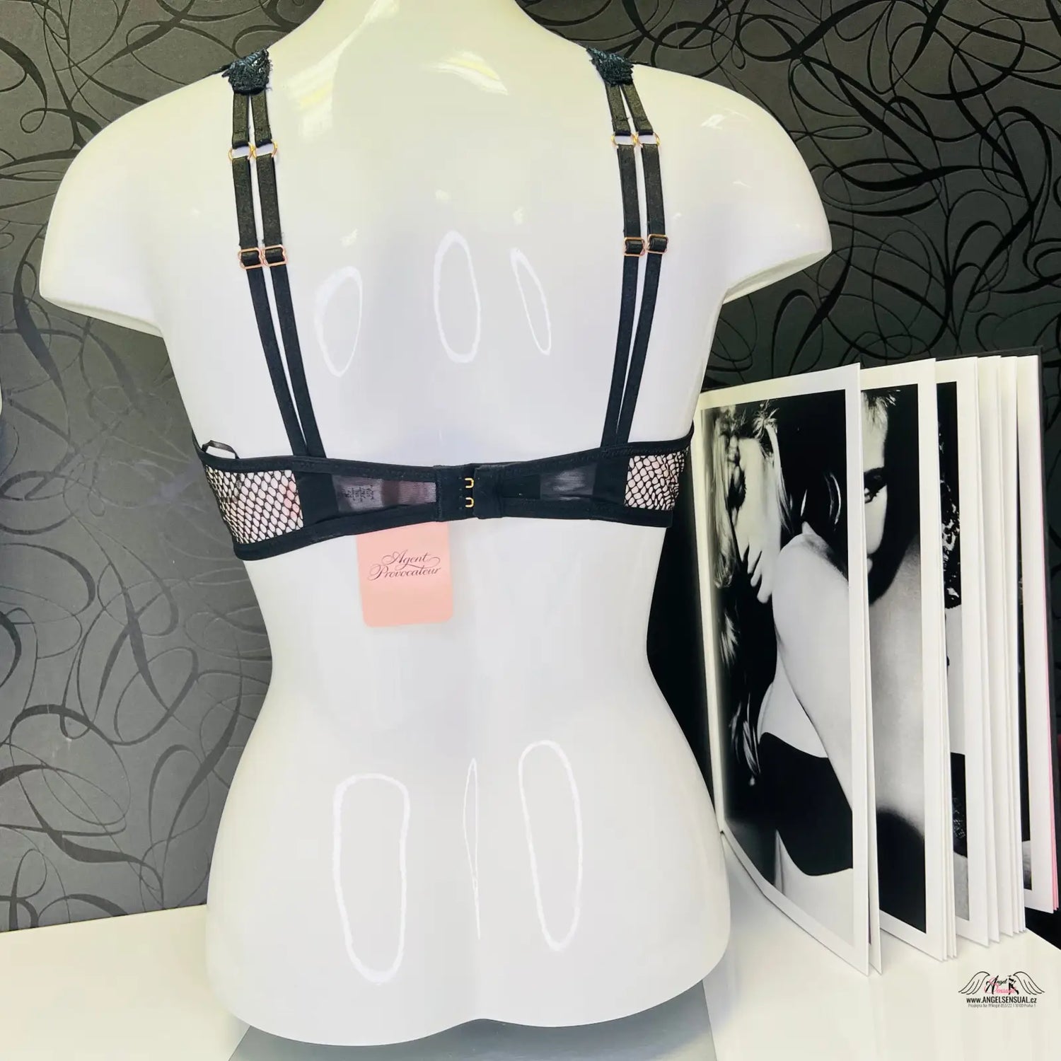 Bílá manekýnská torza s černou podprsenkou stylu harness Agent Provocateur Podprsenka Eliza v kategorii oblečení a doplňky