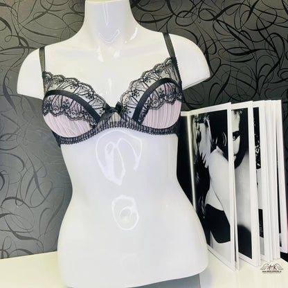 Lace-trimmed pink and black agent provocateur podprsenka fifi na figuríně