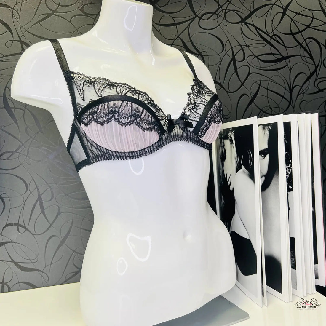 Jemnou krajkou zdobená růžová a černá podprsenka Agent Provocateur Fifi