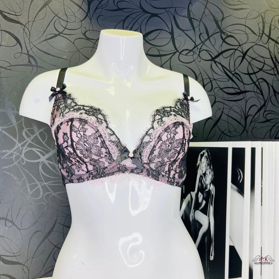 Luxusní krajková podprsenka Garcia Pink a černá na figuríně, Agent Provocateur