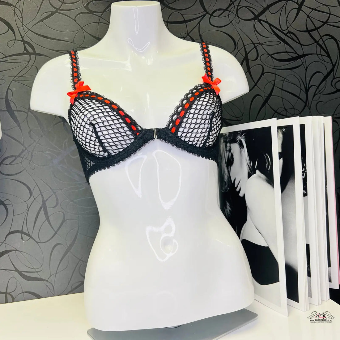 Agent Provocateur Jaccinta podprsenka černá červená na mannequin s fotografií ženy