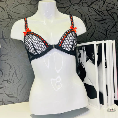 Agent Provocateur Jaccinta podprsenka černá červená na mannequin s fotografií ženy