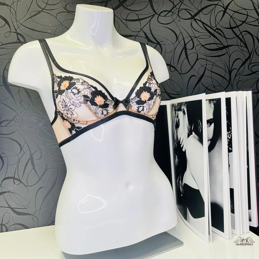 Agent Provocateur Podprsenka Janie s všitými květinami na modelu