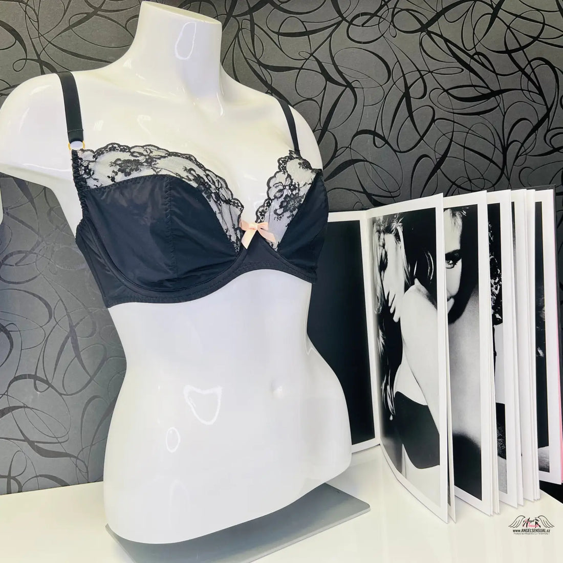 Manekýn s černou agent provocateur joseline podprsenkou a časopisem na stole