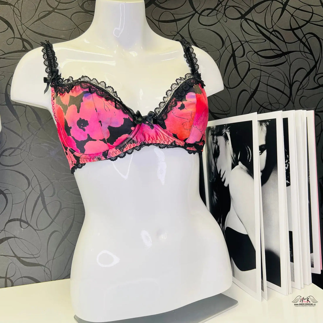 Manekýn s květinovými detaily a časopisem u produktu Agent Provocateur June Bra Multi