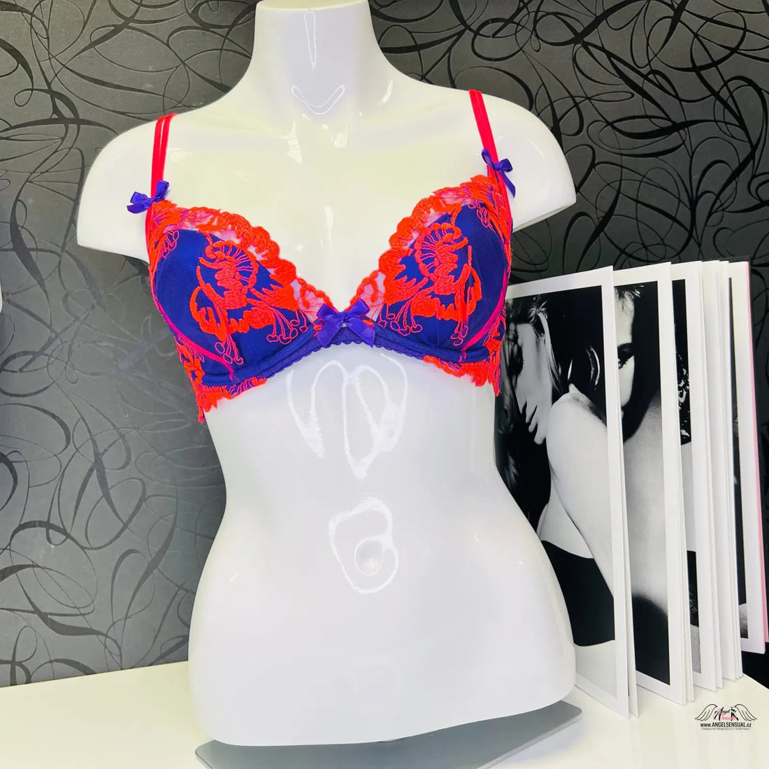 Manekýn s růžové barvě a modro-červenou podprsenkou Karlie bra