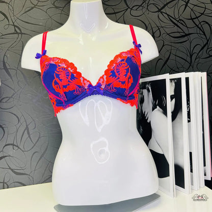 Manekýn s růžové barvě a modro-červenou podprsenkou Karlie bra