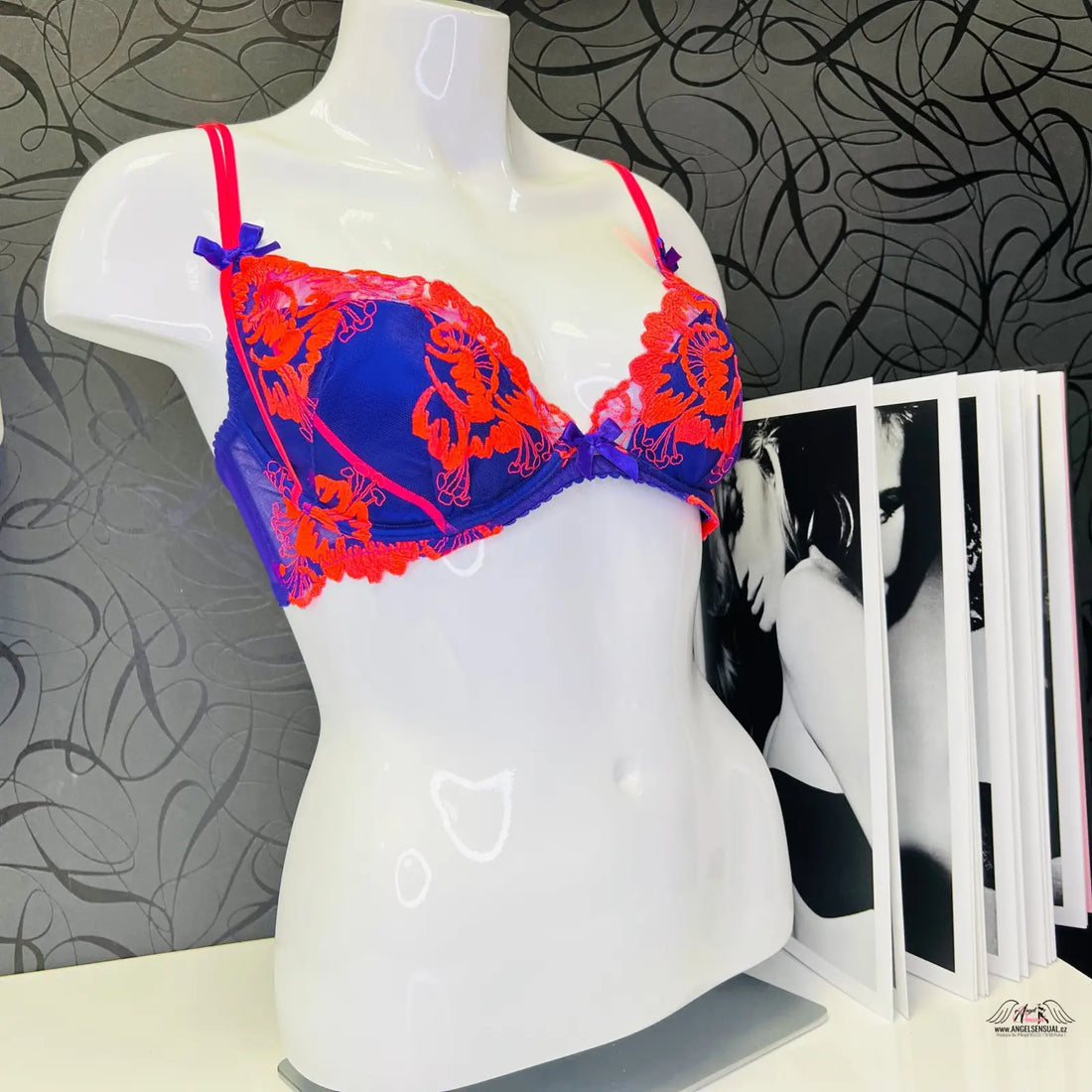 Manekýn s růžové barvě a modročervenou karlie bra v produktu Agent Provocateur Podprsenka Karlie